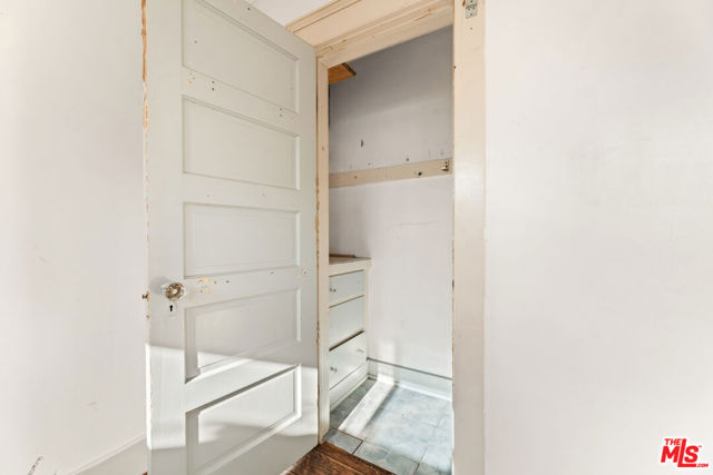 1011 N N Heliotrope Drive, Los Angeles CA: https://media.crmls.org/mediaz/b681e37c-e250-4aab-a7ac-258b67cd9f75.jpg