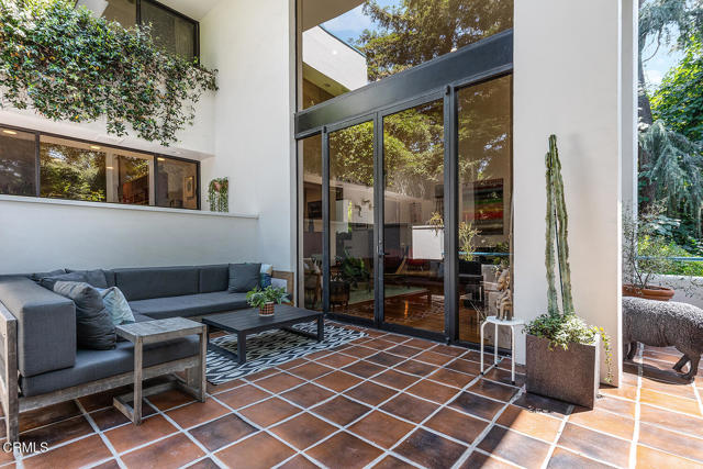 1055 Sherwood Road, San Marino CA: https://media.crmls.org/mediaz/b6822256-177c-4bca-b557-7669dbd40bb8.jpg