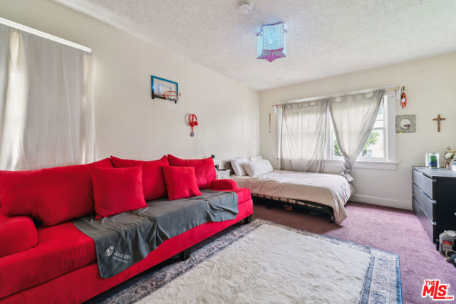 1946 S La Salle Avenue, Los Angeles CA: https://media.crmls.org/mediaz/b6823140-d1dd-4fe6-bc22-9df5f2bc69cd.jpg