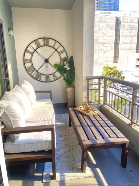 1240 India St, San Diego CA: https://media.crmls.org/mediaz/b683aea7-3a12-4d72-9bbb-06d6da20ebb4.jpg