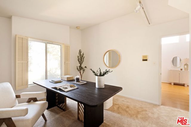 21694 Yucatan Avenue, Woodland Hills CA: https://media.crmls.org/mediaz/b6849f47-6847-4dbf-b5c7-d68b60cab914.jpg