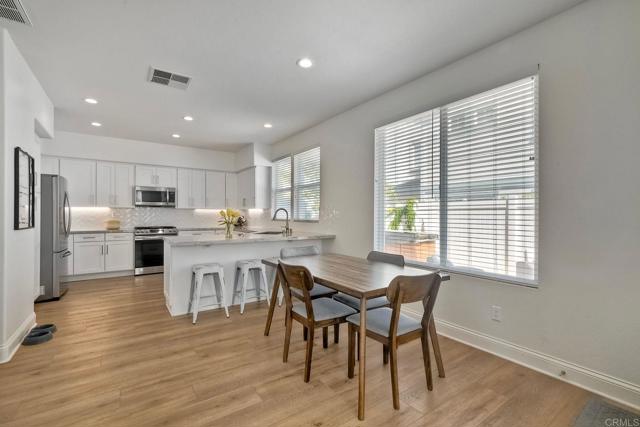 Detail Gallery Image 8 of 29 For 6586 Daylily Dr, Carlsbad,  CA 92011 - 3 Beds | 2/1 Baths