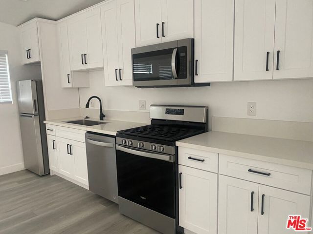 1217 9th Street, Santa Monica CA: https://media.crmls.org/mediaz/b686c47d-0bcb-4940-b10f-f1208f1ffcd4.jpg