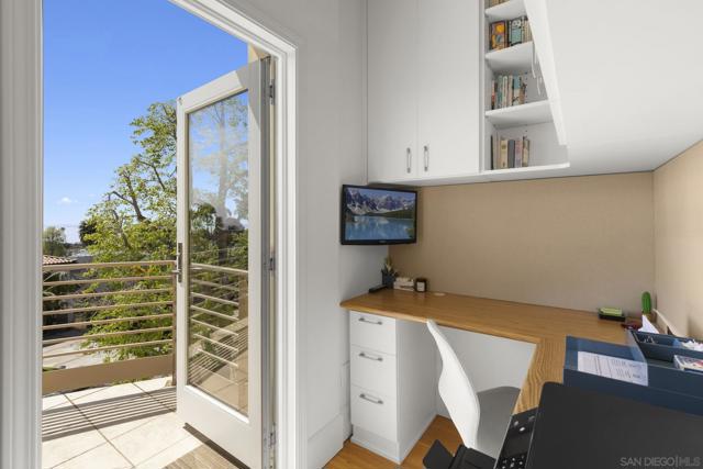 5787 Bellevue Ave, La Jolla CA: https://media.crmls.org/mediaz/b686d40f-9562-47cf-8b93-6f8c9cde383a.jpg