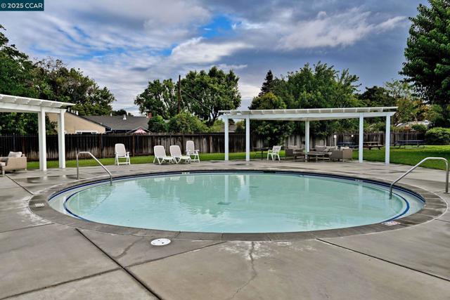 3189 Fitzpatrick Dr, Concord CA: https://media.crmls.org/mediaz/b686f6a2-6151-489f-9bbf-a34874c52c2e.jpg