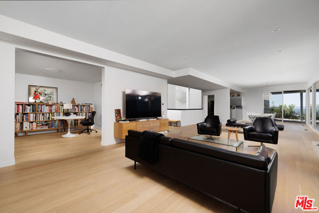 3268 Wrightwood Drive, Studio City CA: https://media.crmls.org/mediaz/b687290f-ad31-48fc-bcde-6430c405e0b8.jpg