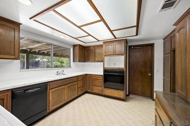 3718 Barbic Ct, Spring Valley CA: https://media.crmls.org/mediaz/b68a14d9-4c61-4317-a309-31bb9906ea75.jpg