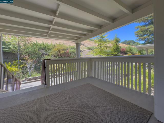 1345 Singingwood Ct, Walnut Creek CA: https://media.crmls.org/mediaz/b68a957f-5637-42ed-8603-a4f30e0b3135.jpg