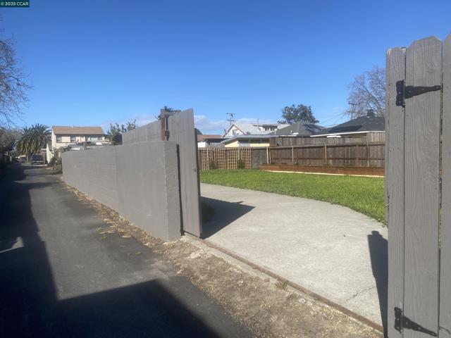 421 Ripley Ave, Richmond CA: https://media.crmls.org/mediaz/b68b33a1-e83e-461d-a4d6-113fd65cd715.jpg