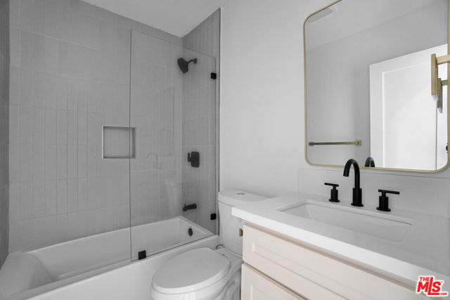 559 Sunset Avenue, Venice CA: https://media.crmls.org/mediaz/b68b5766-5de7-45e8-a7fd-5b98b46f45d9.jpg