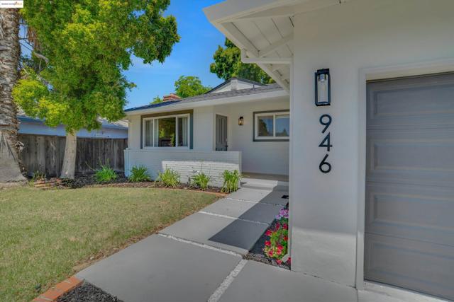 946 Notre Dame Ave, Concord CA: https://media.crmls.org/mediaz/b68bea73-9e31-4b39-8cc4-8897f53e2ef3.jpg