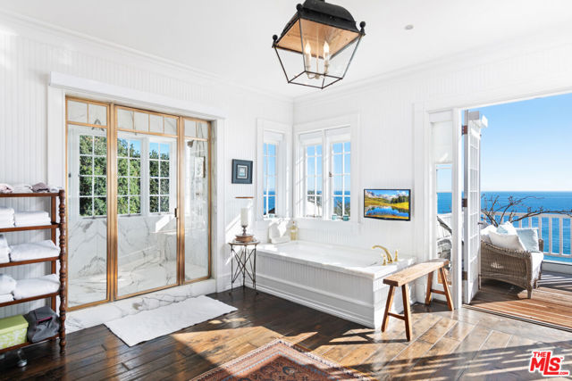27540 Pacific Coast Highway, Malibu CA: https://media.crmls.org/mediaz/b68c0133-4cb9-4ba1-ade4-e29ea0ef081a.jpg