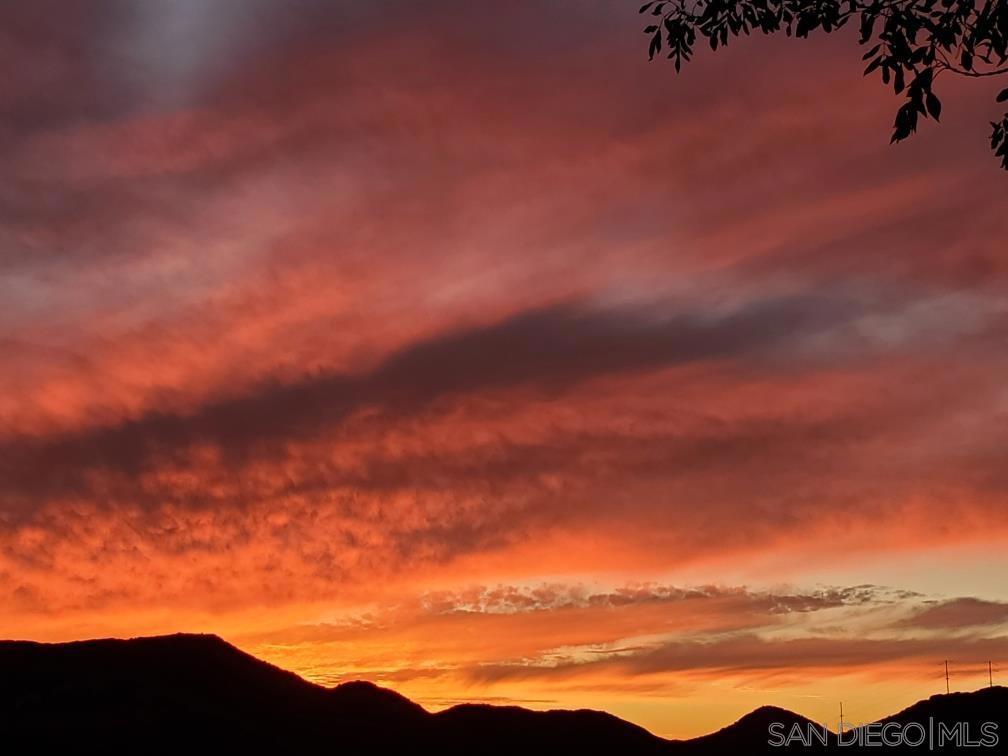 https://media.crmls.org/mediaz/b68d92b7-2b19-42d8-ad13-1d4e7d91f14a.jpg?preset=X-Large