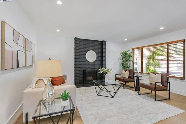 6976 Allegheny Dr, Dublin CA: https://media.crmls.org/mediaz/b68e26c8-22a0-48bd-be8b-028e44733737.jpg