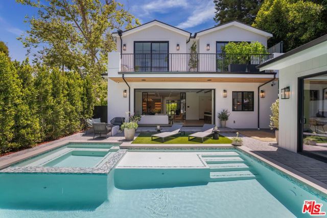 3935 Rhodes Avenue, Studio City CA: https://media.crmls.org/mediaz/b68f267b-5145-4352-af27-b46d0953760f.jpg