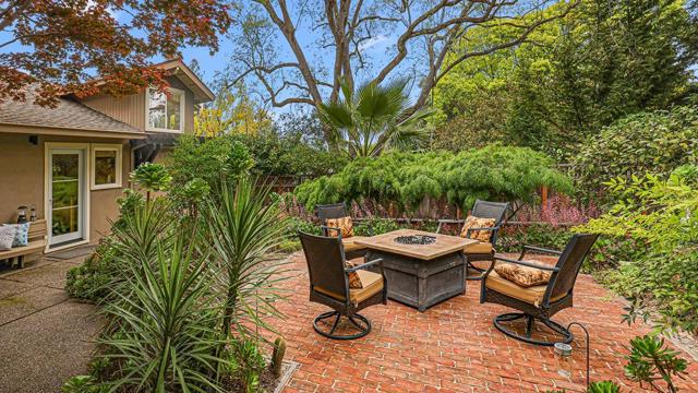 161 E Floresta Way, Portola Valley CA: https://media.crmls.org/mediaz/b68f3f10-aa82-42b7-a787-57180f6ffa6d.jpg