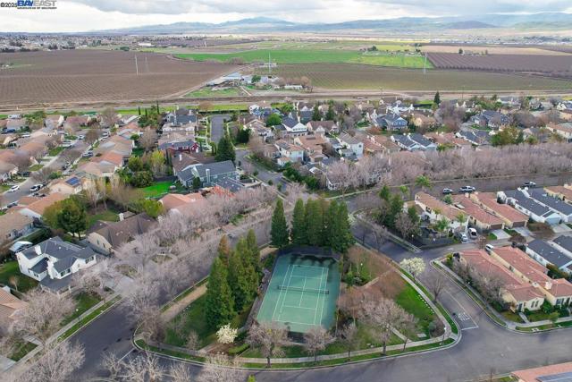 2744 Redbridge Rd, Tracy CA: https://media.crmls.org/mediaz/b690afa7-7fd1-419b-a4d3-761300be7252.jpg