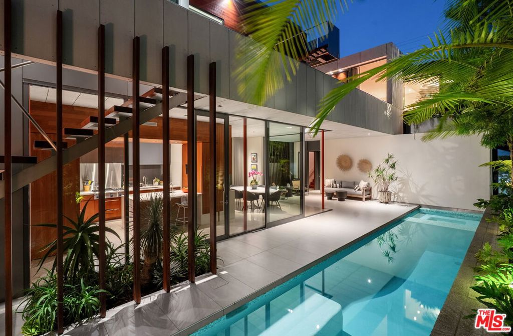 628 Milwood Avenue — architectural residence