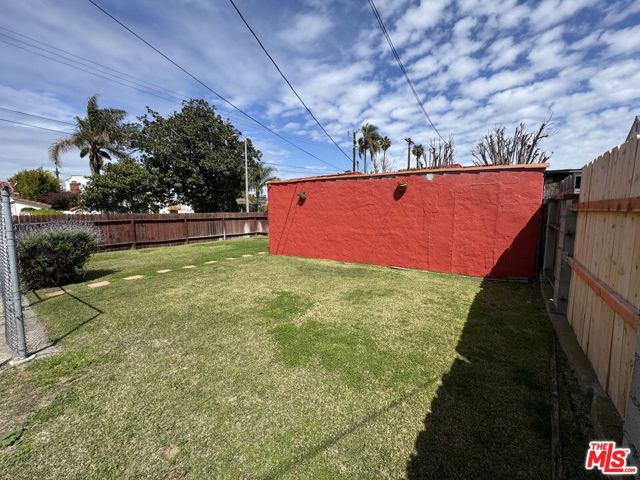 2437 Granville Avenue, Los Angeles CA: https://media.crmls.org/mediaz/b6917420-5cb7-4f83-aee8-a8d3c98dbf9a.jpg