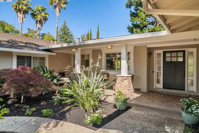 290 Bolla Ave, Alamo CA: https://media.crmls.org/mediaz/b69178f7-71d4-4f6e-ae09-9167b275770d.jpg