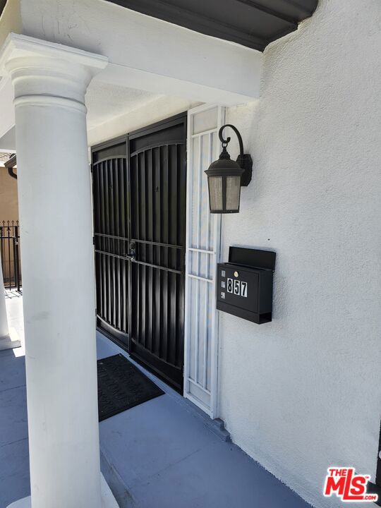 857 S Norton Avenue, Los Angeles CA: https://media.crmls.org/mediaz/b6918a2b-008a-49fe-bb5d-d5e8a0b0cfd1.jpg