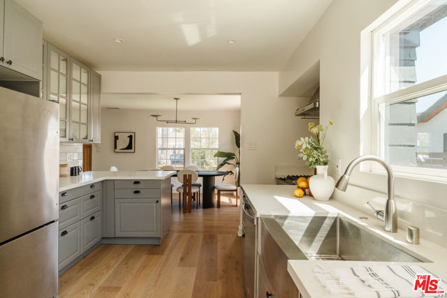 2709 S Harcourt Avenue, Los Angeles CA: https://media.crmls.org/mediaz/b6918ac2-c167-4037-9c68-acd8be833c51.jpg