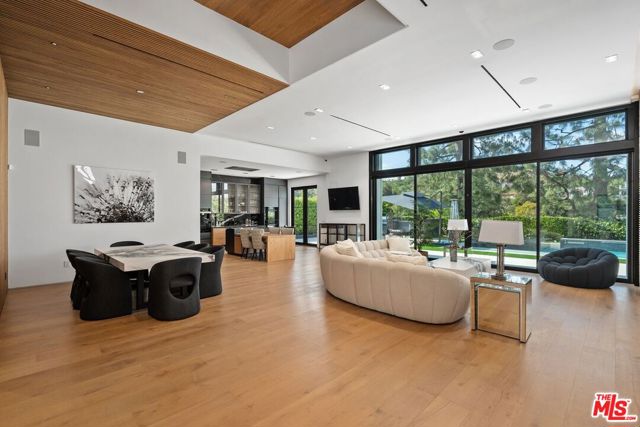 16015 Valley Wood Road, Sherman Oaks CA: https://media.crmls.org/mediaz/b691b92f-5fc9-4b46-9e27-17737279dfa9.jpg
