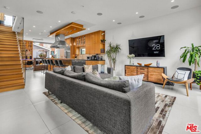 749 Oxford Ave Avenue, Venice CA: https://media.crmls.org/mediaz/b6921d04-c7e8-47e2-9e43-1b7f1a90a9a1.jpg