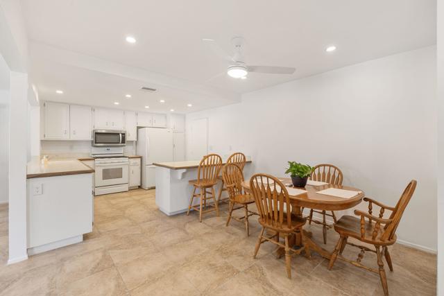 2050 Silver Oak Way, Hemet CA: https://media.crmls.org/mediaz/b692526e-54de-4986-9886-a147b41ecd32.jpg