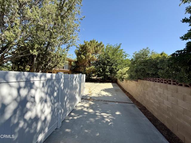 4015 W Avenue L2, Lancaster CA: https://media.crmls.org/mediaz/b6926fb4-53c8-4027-9ab8-3fc4da7bc4d7.jpg