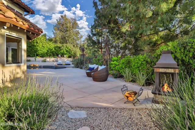 2328 Otono Circle, Thousand Oaks CA: https://media.crmls.org/mediaz/b6927b35-8b4a-4ae2-a774-bc6187363978.jpg