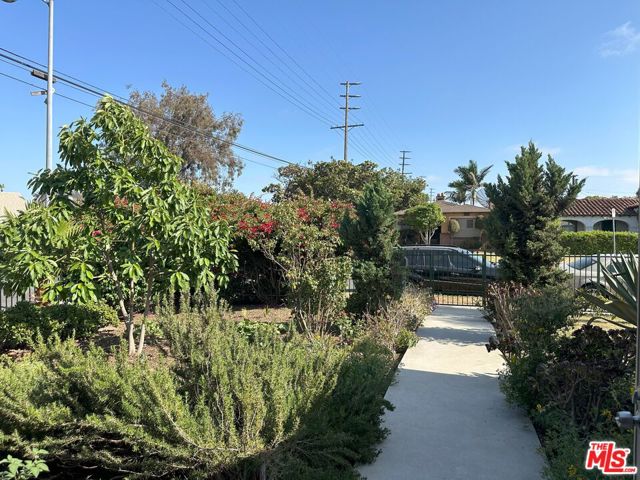 701 W 112th Street, Los Angeles CA: https://media.crmls.org/mediaz/b692d497-f3c8-41de-900f-c5a072801df0.jpg