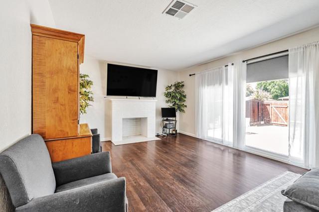 2105 Geneva Drive, Modesto CA: https://media.crmls.org/mediaz/b6932ec4-33ac-4dd9-bedf-0873a4e36b4e.jpg