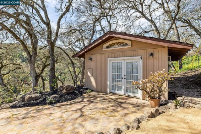 2160 Ridgewood Rd, Alamo CA: https://media.crmls.org/mediaz/b69452ed-e2d7-4a96-95c2-b70ba9cea904.jpg