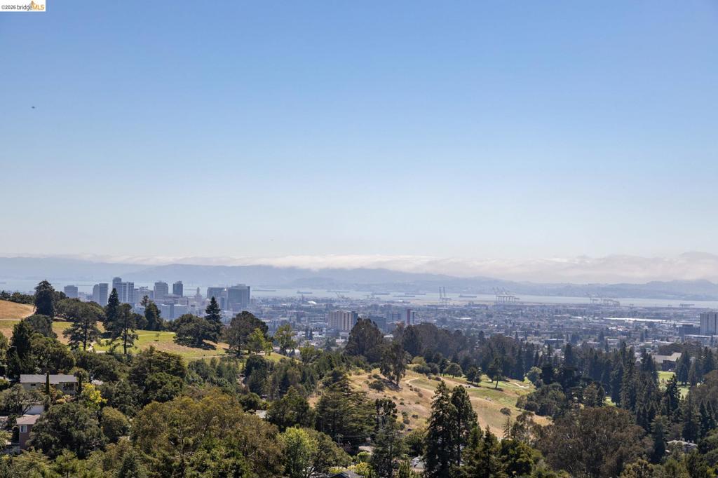 https://media.crmls.org/mediaz/b697c1f7-bbde-43af-bfd3-292d086fba93.jpg?preset=X-Large