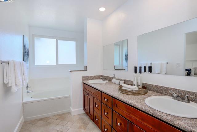 34724 Teal Cmn, Fremont CA: https://media.crmls.org/mediaz/b699a6f6-85ac-4ba8-948f-df85d474b4b1.jpg