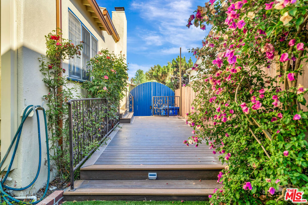 https://media.crmls.org/mediaz/b699d4d8-d749-4593-8f79-da145659682e.jpg?preset=X-Large