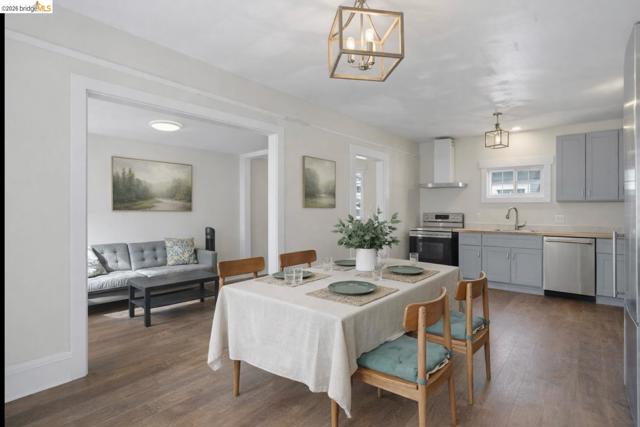 3114 california, Berkeley CA: https://media.crmls.org/mediaz/b699ddd8-f411-43b8-a229-0ac9a0cbf150.jpg