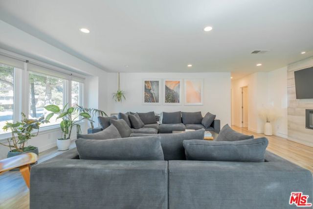 2760 E Glenoaks Boulevard, Glendale CA: https://media.crmls.org/mediaz/b699fd1d-fb75-4965-ae5c-d400a78b777c.jpg