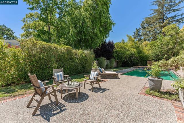 645 Los Palos Dr, Lafayette CA: https://media.crmls.org/mediaz/b69ab15f-4039-4bda-8865-a1a09b4f37c9.jpg