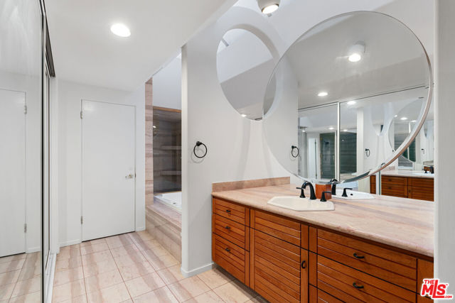32215 Pacific Coast Highway, Malibu CA: https://media.crmls.org/mediaz/b69abb35-6bfd-4349-bb74-c8b8e273d363.jpg