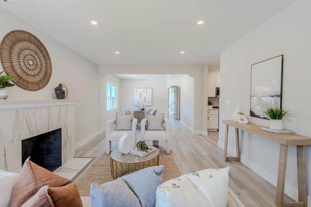 10007 Burr St, Oakland CA: https://media.crmls.org/mediaz/b69acb44-302c-48b1-ab5b-3f1bf4454206.jpg