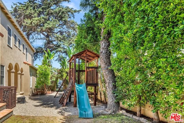 1709 Buckingham Road, Los Angeles CA: https://media.crmls.org/mediaz/b69c34cb-6d19-4cac-8a26-3ed5b1374a84.jpg