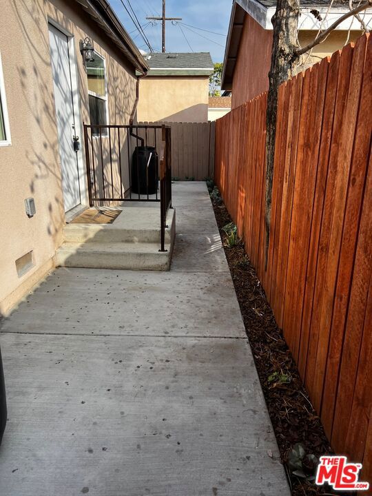 636 3/4 E 87th Street, Los Angeles CA: https://media.crmls.org/mediaz/b69c60b6-4264-4cd8-863f-1413d9d23135.jpg