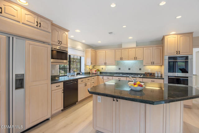 790 Spring Canyon Place, Thousand Oaks CA: https://media.crmls.org/mediaz/b69c63fb-f785-4975-97b5-8b504533d686.jpg