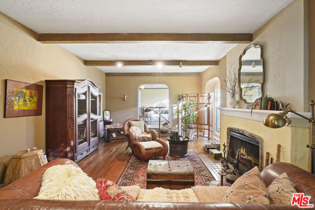 1326 Cordova Avenue, Glendale CA: https://media.crmls.org/mediaz/b69ca7f8-1856-48ff-b04e-ea4df8a205de.jpg