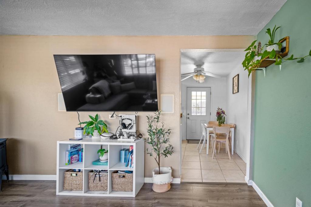 https://media.crmls.org/mediaz/b69cd4d8-82ca-4a91-adaa-e68ac6b73921.jpg?preset=X-Large