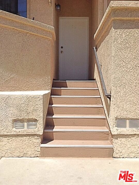 4349 CAHUENGA, Toluca Lake CA: https://media.crmls.org/mediaz/b69d8f24-f1a2-45ce-83b9-ba18b3286ae3.jpg