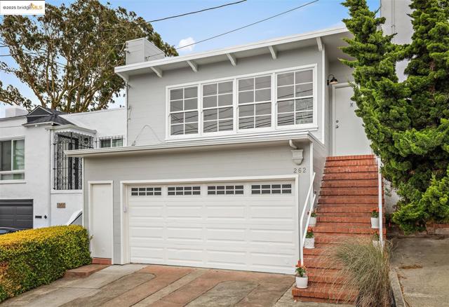 262 Byxbee St, San Francisco CA: https://media.crmls.org/mediaz/b69e1c99-0b5c-41ed-9ccd-bc4d95650a50.jpg