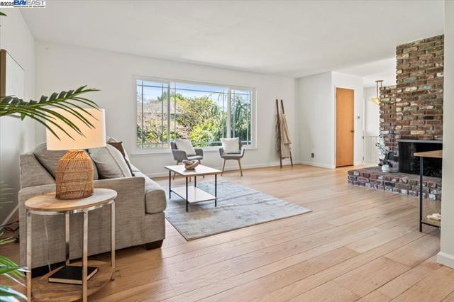 3554 Arcadian Ct, Castro Valley CA: https://media.crmls.org/mediaz/b69e8c8f-3f28-472c-82e2-b9192c5da0f1.jpg